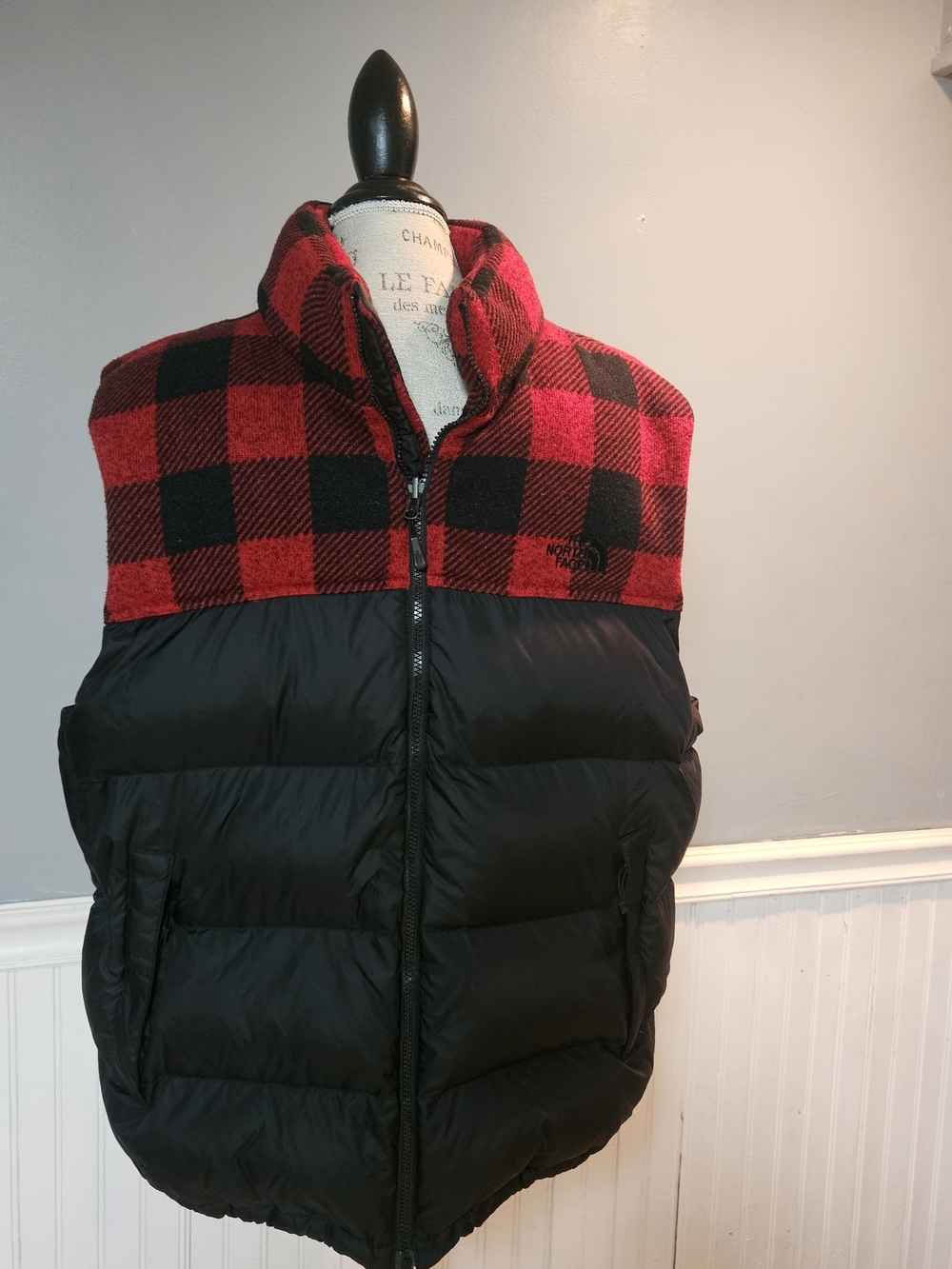 The North Face 700 Nuptse Down Puffer Vest Mens XXL Red Black Buffalo Plaid.